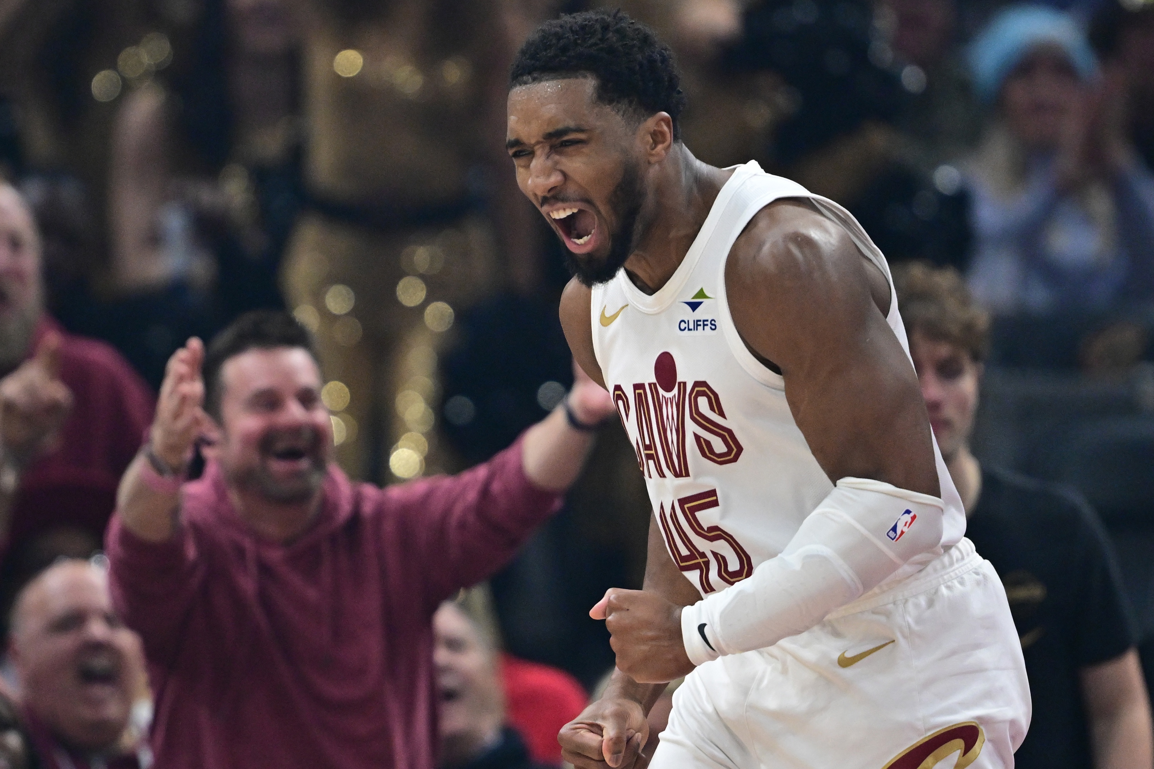 米球王!米切尔25中11砍32分5板8助1抢断 关键时刻5分1助带走胜利